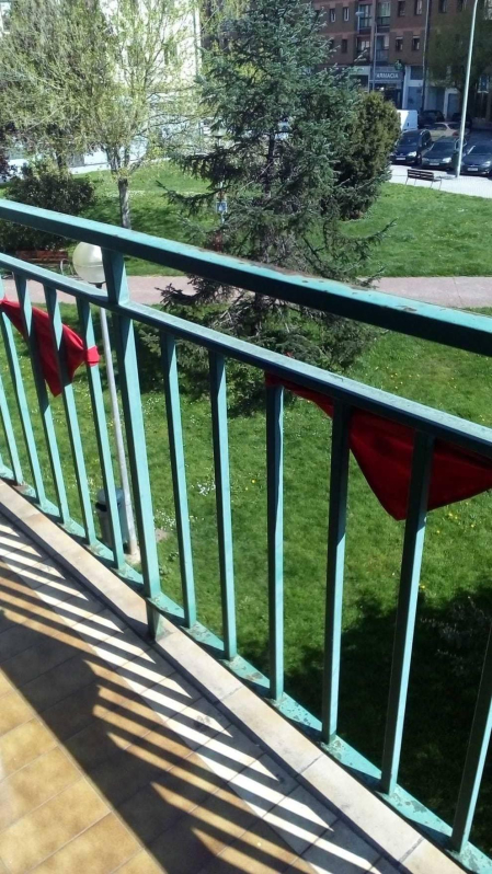 El pañuelo de San Fermín este sábado en todas las ventanas de Navarra. Esa es la idea con la que la capilla de San Fermín hace un llamamiento con motivo del cuarto peldaño de la escalera, este 4 de abril,
