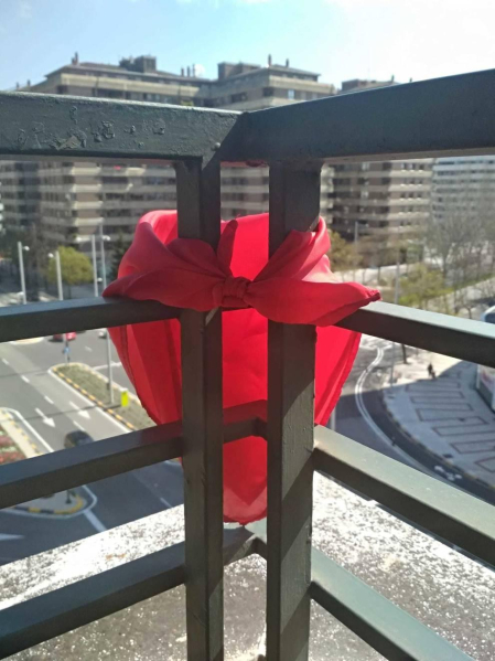 El pañuelo de San Fermín este sábado en todas las ventanas de Navarra. Esa es la idea con la que la capilla de San Fermín hace un llamamiento con motivo del cuarto peldaño de la escalera, este 4 de abril,