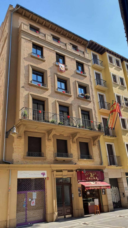 El pañuelo de San Fermín este sábado en todas las ventanas de Navarra. Esa es la idea con la que la capilla de San Fermín hace un llamamiento con motivo del cuarto peldaño de la escalera, este 4 de abril,