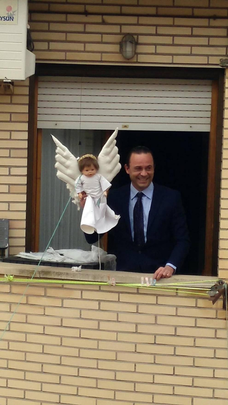 Los tudelanos tiraron este domingo de imaginación para mantener la tradición de la Bajada del Ángel.