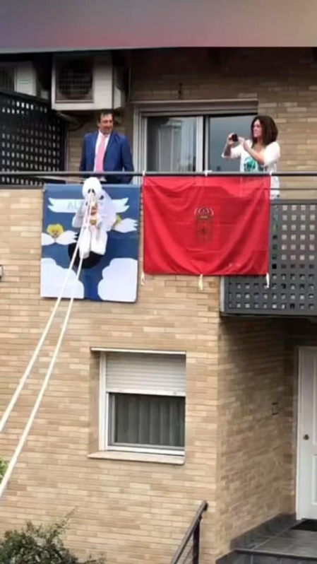 Los tudelanos tiraron este domingo de imaginación para mantener la tradición de la Bajada del Ángel.