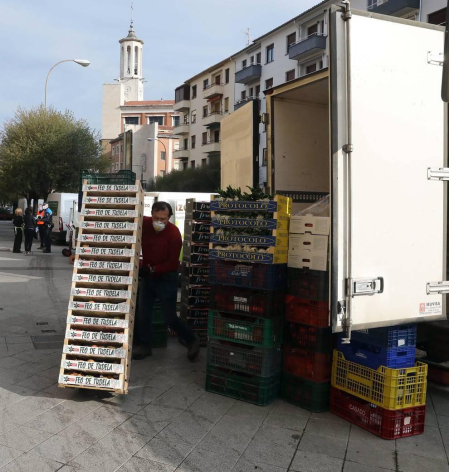 Agentes reparten mascarillas para prevenir el coronavirus en Pamplona.