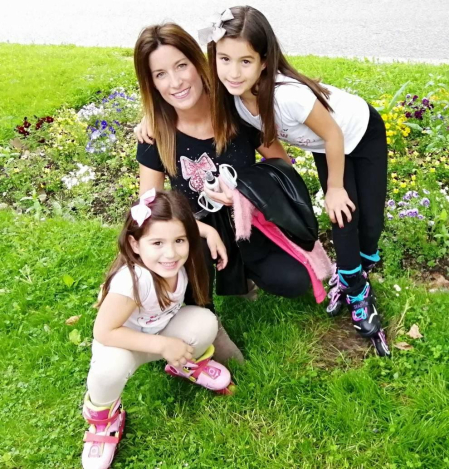 Sacaron a la calle patinetes, pelotas y bicicletas. Pero también lucieron sonrisas y una mezcolanza de cautela que compartieron con sus padres. Manteniendo las distancias, miles de menores de 14 años experimentaron qué significó romper una cuarentena que les ha privado de amigos, colegio y una familia al completo desde el 15 de marzo. Este domingo, todo cambió. Al menos para el primer paso.