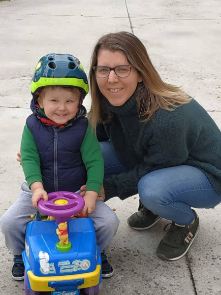 Sacaron a la calle patinetes, pelotas y bicicletas. Pero también lucieron sonrisas y una mezcolanza de cautela que compartieron con sus padres. Manteniendo las distancias, miles de menores de 14 años experimentaron qué significó romper una cuarentena que les ha privado de amigos, colegio y una familia al completo desde el 15 de marzo. Este domingo, todo cambió. Al menos para el primer paso.