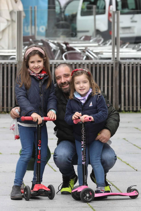 Sacaron a la calle patinetes, pelotas y bicicletas. Pero también lucieron sonrisas y una mezcolanza de cautela que compartieron con sus padres. Manteniendo las distancias, miles de menores de 14 años experimentaron qué significó romper una cuarentena que les ha privado de amigos, colegio y una familia al completo desde el 15 de marzo. Este domingo, todo cambió. Al menos para el primer paso.