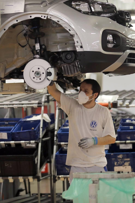 Tras seis semanas de parón, la producción de coches retornó este 27 de abril a Landaben.