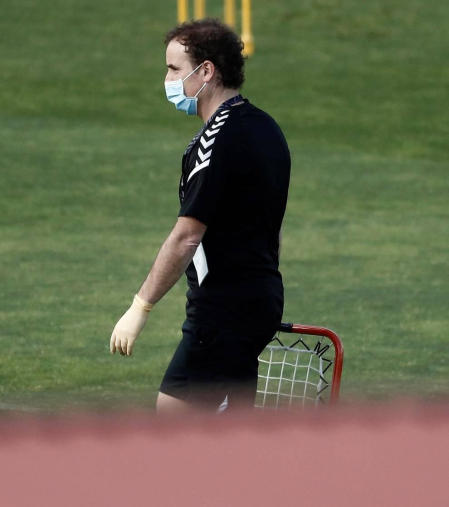 Fotos del primer entrenamiento de Osasuna este viernes en las instalaciones de Tajonar donde los jugadores del primer equipo han regresado después de 56 días en los que se cesó la actividad. La entidad rojilla ha establecido un riguroso protocolo sanitario autorizado por el Ministerio de sanidad y difundido por el Consejo Superior de Deportes. Solo se permite la entrada a las instalaciones al personal debidamente acreditado no siendo autorizada la entrada a los medios de comunicación.