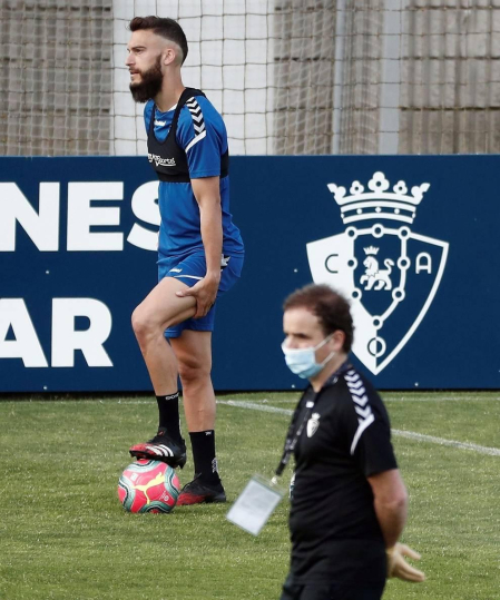 Fotos del primer entrenamiento de Osasuna este viernes en las instalaciones de Tajonar donde los jugadores del primer equipo han regresado después de 56 días en los que se cesó la actividad. La entidad rojilla ha establecido un riguroso protocolo sanitario autorizado por el Ministerio de sanidad y difundido por el Consejo Superior de Deportes. Solo se permite la entrada a las instalaciones al personal debidamente acreditado no siendo autorizada la entrada a los medios de comunicación.