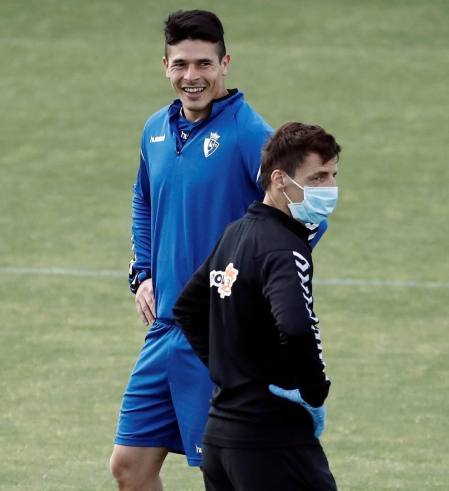 Fotos del primer entrenamiento de Osasuna este viernes en las instalaciones de Tajonar donde los jugadores del primer equipo han regresado después de 56 días en los que se cesó la actividad. La entidad rojilla ha establecido un riguroso protocolo sanitario autorizado por el Ministerio de sanidad y difundido por el Consejo Superior de Deportes. Solo se permite la entrada a las instalaciones al personal debidamente acreditado no siendo autorizada la entrada a los medios de comunicación.