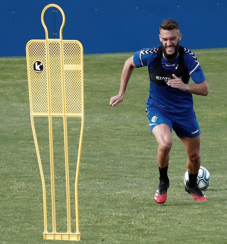 Fotos del primer entrenamiento de Osasuna este viernes en las instalaciones de Tajonar donde los jugadores del primer equipo han regresado después de 56 días en los que se cesó la actividad. La entidad rojilla ha establecido un riguroso protocolo sanitario autorizado por el Ministerio de sanidad y difundido por el Consejo Superior de Deportes. Solo se permite la entrada a las instalaciones al personal debidamente acreditado no siendo autorizada la entrada a los medios de comunicación.