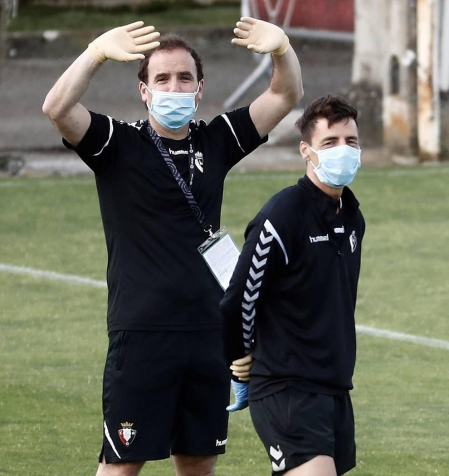 Fotos del primer entrenamiento de Osasuna este viernes en las instalaciones de Tajonar donde los jugadores del primer equipo han regresado después de 56 días en los que se cesó la actividad. La entidad rojilla ha establecido un riguroso protocolo sanitario autorizado por el Ministerio de sanidad y difundido por el Consejo Superior de Deportes. Solo se permite la entrada a las instalaciones al personal debidamente acreditado no siendo autorizada la entrada a los medios de comunicación.