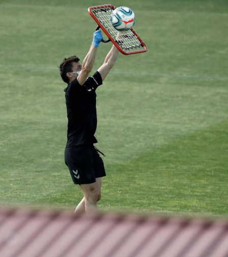 Fotos del primer entrenamiento de Osasuna este viernes en las instalaciones de Tajonar donde los jugadores del primer equipo han regresado después de 56 días en los que se cesó la actividad. La entidad rojilla ha establecido un riguroso protocolo sanitario autorizado por el Ministerio de sanidad y difundido por el Consejo Superior de Deportes. Solo se permite la entrada a las instalaciones al personal debidamente acreditado no siendo autorizada la entrada a los medios de comunicación.