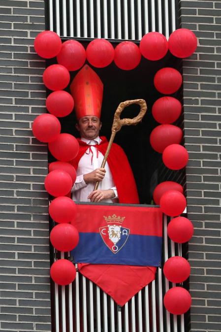 Los vecinos del edificio del barrio pamplonés situado en la plaza entre las calles Londres y Madrid celebraron este domingo, 10 de mayo,una fiesta de disfraces como agradecimiento a los que han aguantado el confinamiento durante la epidemia de coronavirus.