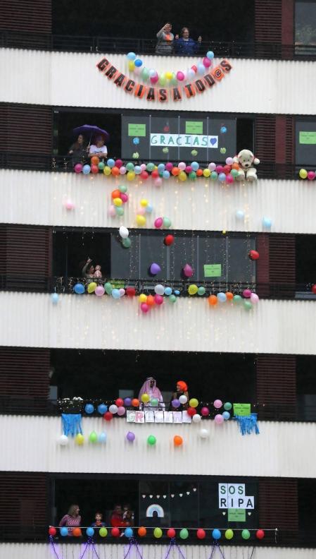 Los vecinos del edificio del barrio pamplonés situado en la plaza entre las calles Londres y Madrid celebraron este domingo, 10 de mayo,una fiesta de disfraces como agradecimiento a los que han aguantado el confinamiento durante la epidemia de coronavirus.