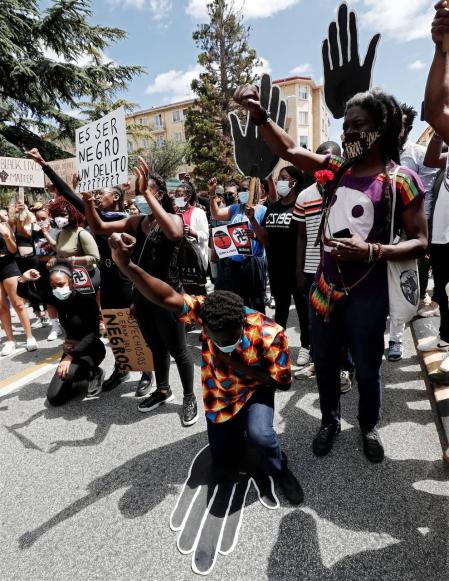 Unas mil personas se han concentrado este sábado en el barrio de la Rochapea de Pamplona para denunciar el asesinato el pasado 25 de mayo de George Floyd en Minneapolis y lamentar el "racismo estructural e institucional"