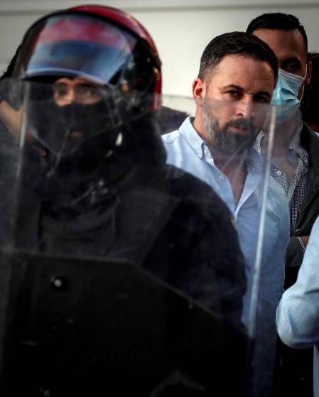 El presidente de Vox, Santiago Abascal, ha anunciado que denunciará al lehendakari, Iñigo Urkullu, por "delito electoral" en un mitin en Irún que se ha celebrado en un clima tenso, plagado de insultos y gritos pese a un fuerte dispositivo policial que ha evitado que los manifestantes accedan al lugar donde se ha realizado.
