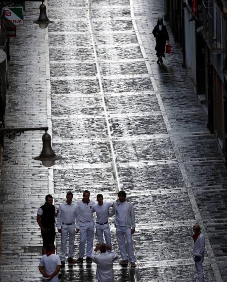 Varios mozos se han concentrado este martes, 7 de julio, en la Cuesta de Santo Domingo para entonar el cántico al Santo.