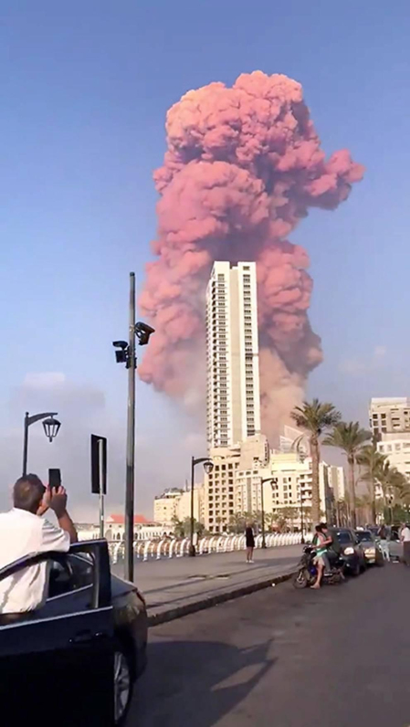 Al menos 50 personas han muerto y 2.700 han resultado heridas este martes a causa de dos potentes explosiones que han sacudido la zona del puerto de la capital de Líbano, Beirut.