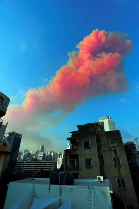 Al menos 50 personas han muerto y 2.700 han resultado heridas este martes a causa de dos potentes explosiones que han sacudido la zona del puerto de la capital de Líbano, Beirut.