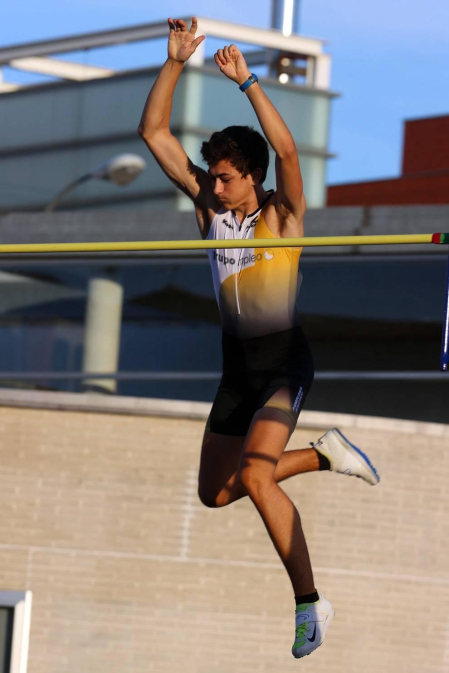 La primera jornada del campeonato navarro absoluto de atletismo se disputó este sábado en las pistas de Larrabide. Las diferentes pruebas tuvieron que disputarse a puerta cerrada debido a las medidas de seguridad por la pandemia del coronavirus.