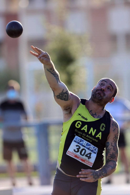La primera jornada del campeonato navarro absoluto de atletismo se disputó este sábado en las pistas de Larrabide. Las diferentes pruebas tuvieron que disputarse a puerta cerrada debido a las medidas de seguridad por la pandemia del coronavirus.
