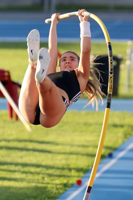 La primera jornada del campeonato navarro absoluto de atletismo se disputó este sábado en las pistas de Larrabide. Las diferentes pruebas tuvieron que disputarse a puerta cerrada debido a las medidas de seguridad por la pandemia del coronavirus.