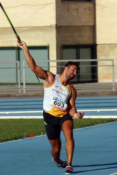 La primera jornada del campeonato navarro absoluto de atletismo se disputó este sábado en las pistas de Larrabide. Las diferentes pruebas tuvieron que disputarse a puerta cerrada debido a las medidas de seguridad por la pandemia del coronavirus.