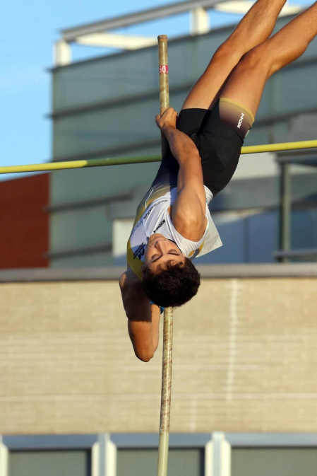 La primera jornada del campeonato navarro absoluto de atletismo se disputó este sábado en las pistas de Larrabide. Las diferentes pruebas tuvieron que disputarse a puerta cerrada debido a las medidas de seguridad por la pandemia del coronavirus.
