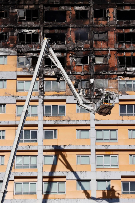 Un gran incendio devora los pisos superiores de una torre del norte de Madrid