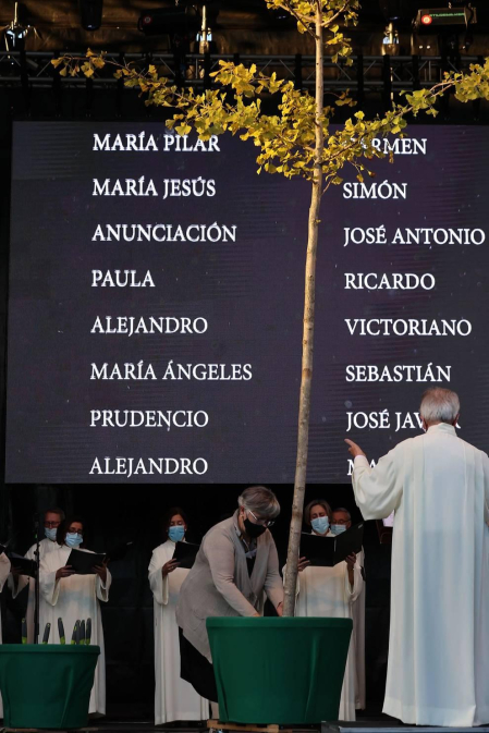 Fotografías del homenaje organizado por el Ayuntamiento de Pamplona en recuerdo a las víctimas de la covid-19. El acto estaba enmarcado en el 597º aniversario del Privilegio de la Unión.