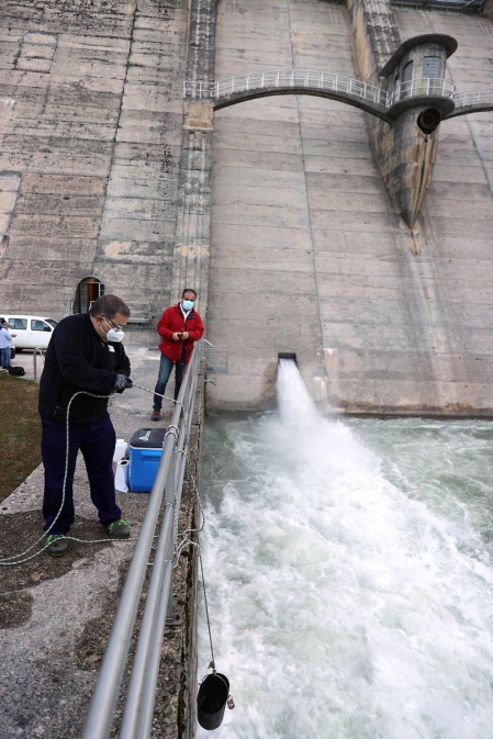 Este martes la Mancomunidad de la Comarca de Pamplona ha iniciado el desembalse de las aguas de fondo de Eugi . Esta operación, que se ejecuta desde 1991, trata de “ mejorar la calidad del agua suministrada”.
