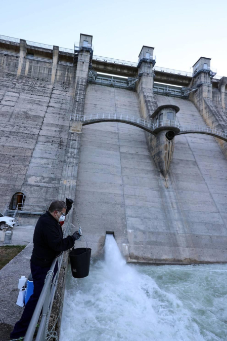 Este martes la Mancomunidad de la Comarca de Pamplona ha iniciado el desembalse de las aguas de fondo de Eugi . Esta operación, que se ejecuta desde 1991, trata de “ mejorar la calidad del agua suministrada”.