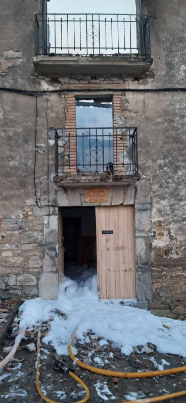Un incendio ha destruido una casa y afectado a la iglesia de Aspurz, sin causar heridos
