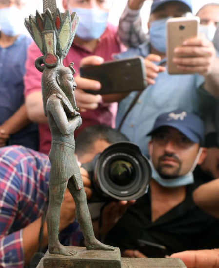 Fotos de los sarcófagos con momias dentro de hace 2.600 años