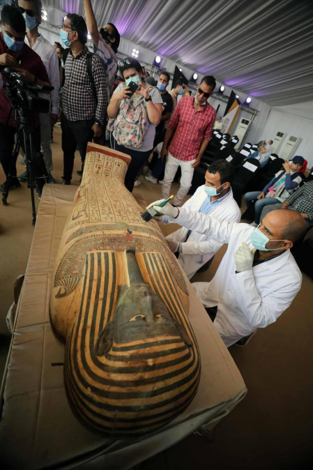 Fotos de los sarcófagos con momias dentro de hace 2.600 años