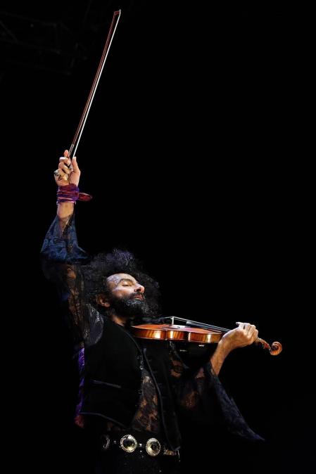 El violinista libanés conmovió en el pabellón pamplonés, acompañado esta vez por el pianista cubano Iván 'Melón' Lewis.