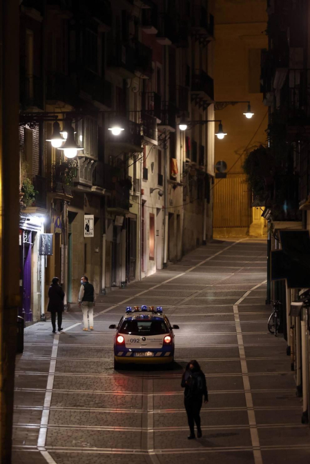 Imágenes de la primera jornada de confinamiento perimetral de la Comunidad foral, que los navarros viven con cierta normalidad pero con muchas dudas sobre qué pueden hacer o no en esta nueva fase de restricciones, encaminadas a reducir la tasa de contagio de coronavirus.