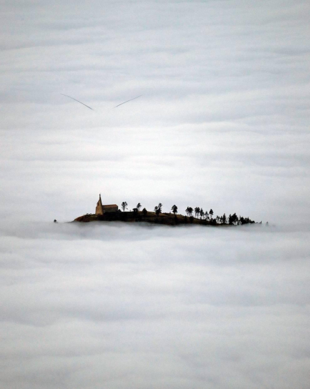 Un manto de nubes cubría la comarca de Pamplona en el amanecer de este jueves.