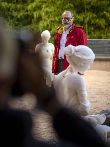 El artista Javier Vives instala en el Museo de la Universida de Navarra un grupo de esculturas hechas de sal