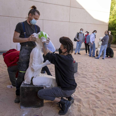 El artista Javier Vives instala en el Museo de la Universida de Navarra un grupo de esculturas hechas de sal