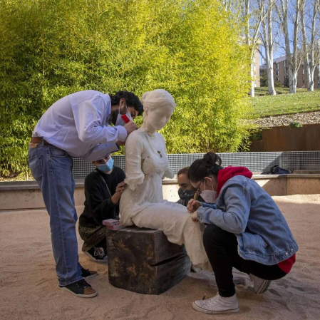 El artista Javier Vives instala en el Museo de la Universida de Navarra un grupo de esculturas hechas de sal