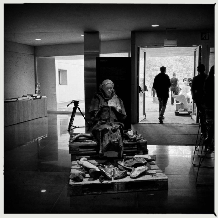 El artista Javier Vives instala en el Museo de la Universida de Navarra un grupo de esculturas hechas de sal