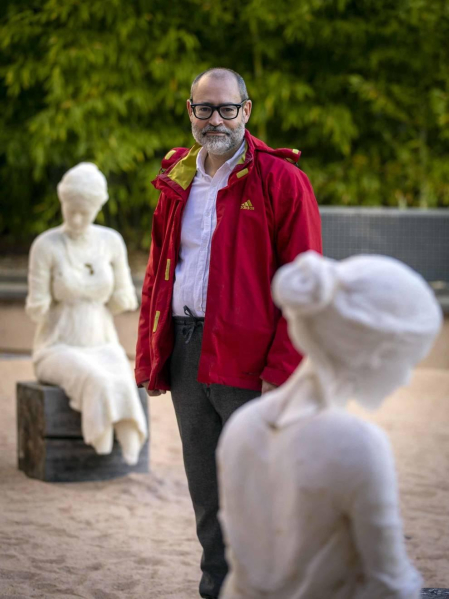 El artista Javier Vives instala en el Museo de la Universida de Navarra un grupo de esculturas hechas de sal