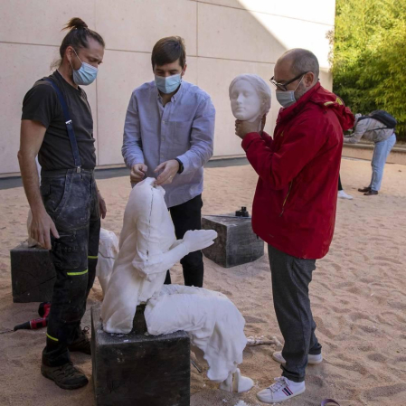El artista Javier Vives instala en el Museo de la Universida de Navarra un grupo de esculturas hechas de sal