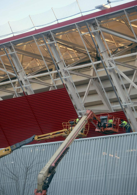 Las obras de El Sacar avanzan con la colocación de las chapas rojas en la fachada exterior del Estado.
