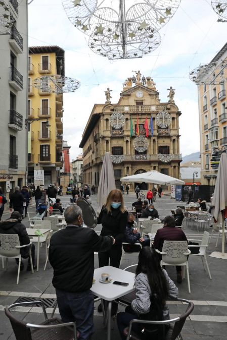 Barañáin, Pamplona, Estella y Tudela, así como el resto de la Comunidad foral, recibieron con visitantes la reapertura de las terrazas de los establecimientos hosteleros este jueves, 26 de noviembre.