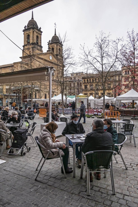 Barañáin, Pamplona, Estella y Tudela, así como el resto de la Comunidad foral, recibieron con visitantes la reapertura de las terrazas de los establecimientos hosteleros este jueves, 26 de noviembre.