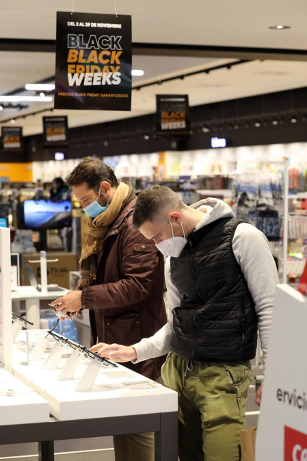 Imágenes de clientes en el centro comercial La Morea en el Polígono Cordovilla el viernes 27.