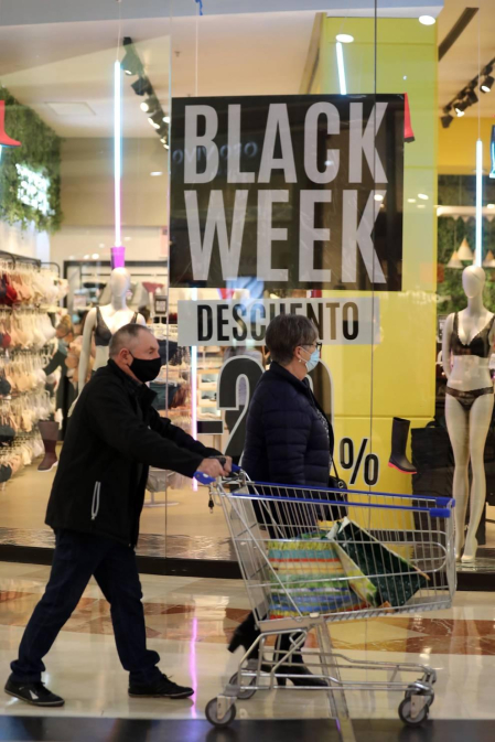Imágenes de clientes en el centro comercial La Morea en el Polígono Cordovilla el viernes 27.