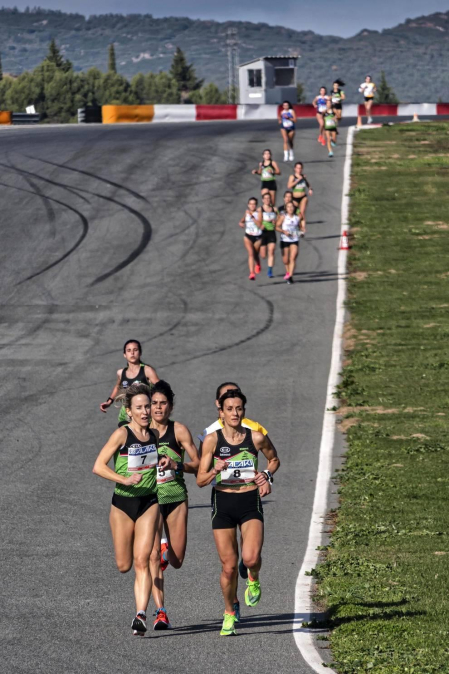 Iker Diges y Alicia Carrera se han proclamado campeones navarros de la distancia de 5 kilómetros en una carrera que ha acogido el Circuito de Los Arcos y que ha sido la primera prueba celebrada en Navarra tras la irrupción de la covid-19.